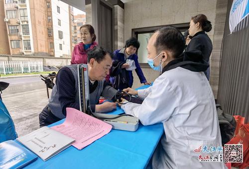 潯陽區甘棠街道 社區物業手牽手 便民服務心連心 —— 健康咨詢暖人心！
